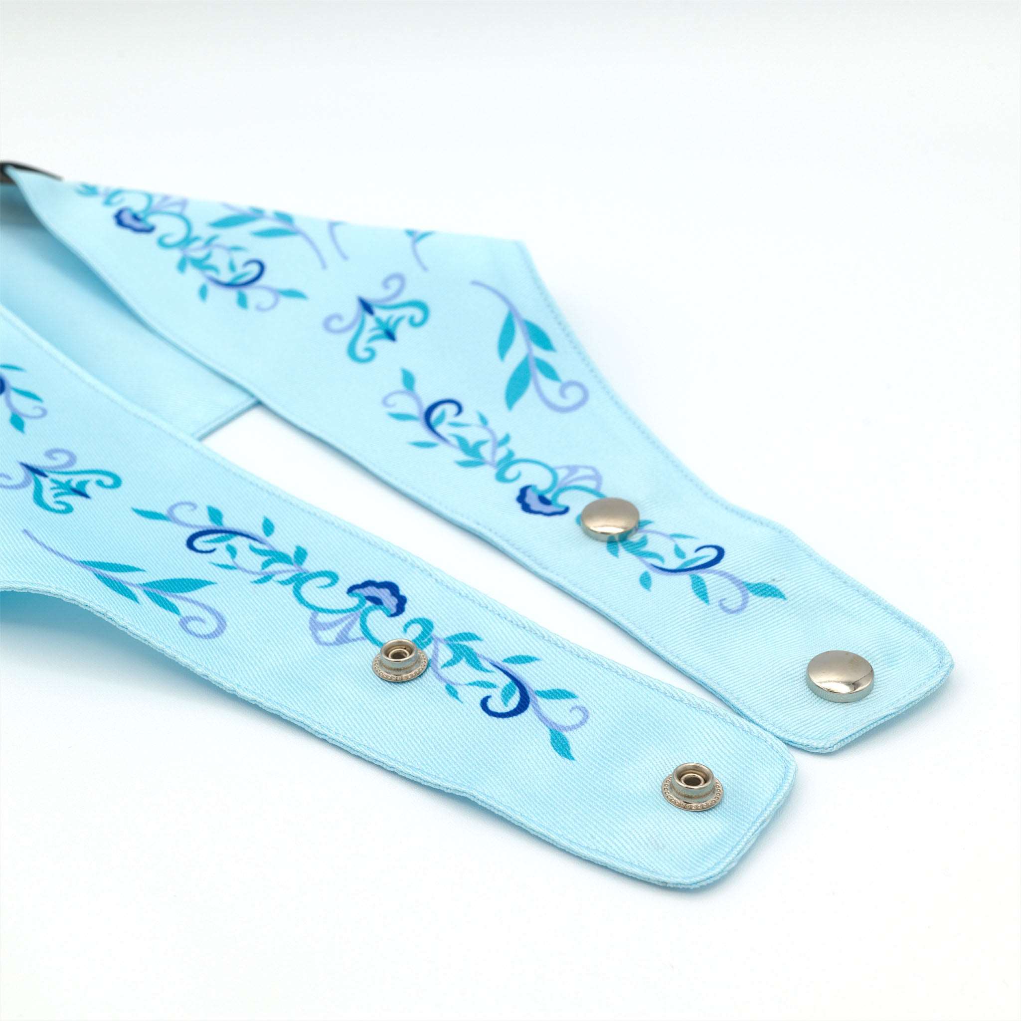 MemoCool Pet - Nostalgic Blue Daisy Pet Bandana - Flexible and Easy Clip-on
